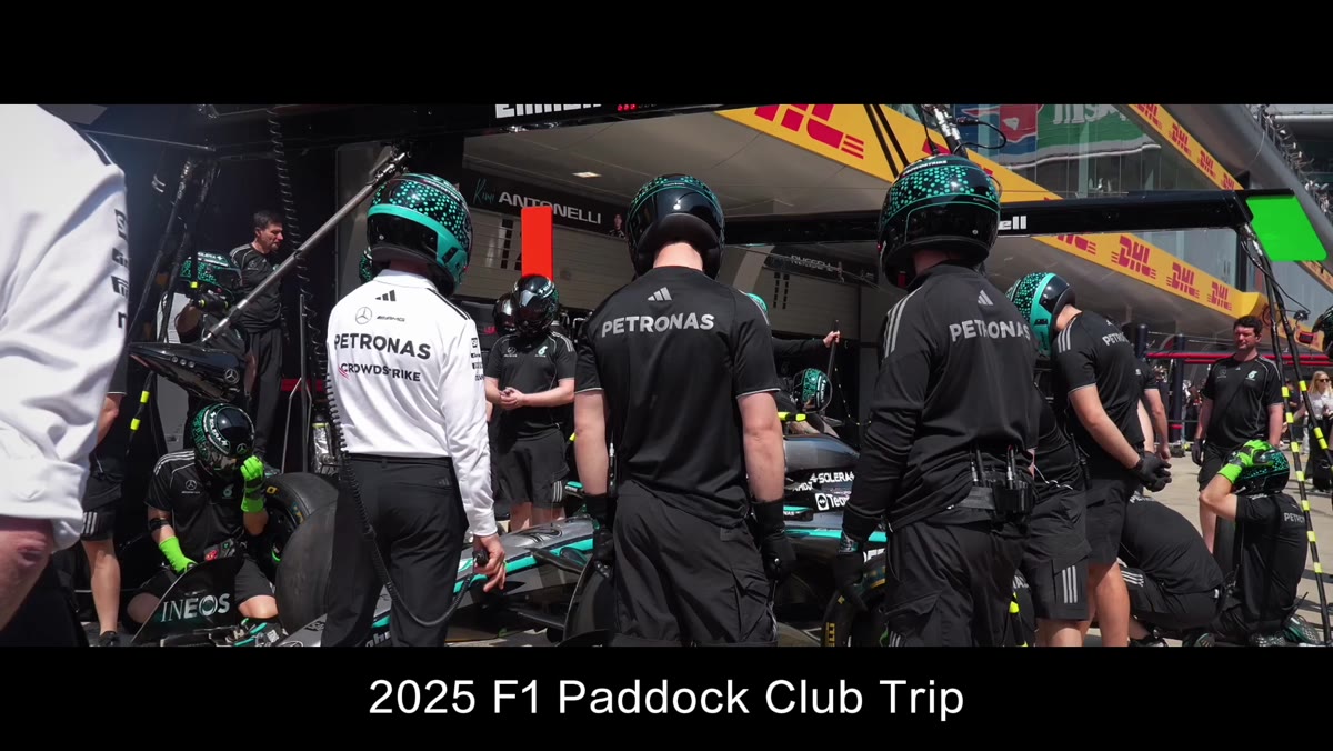F1围场影像中的车队工作人员与赛车